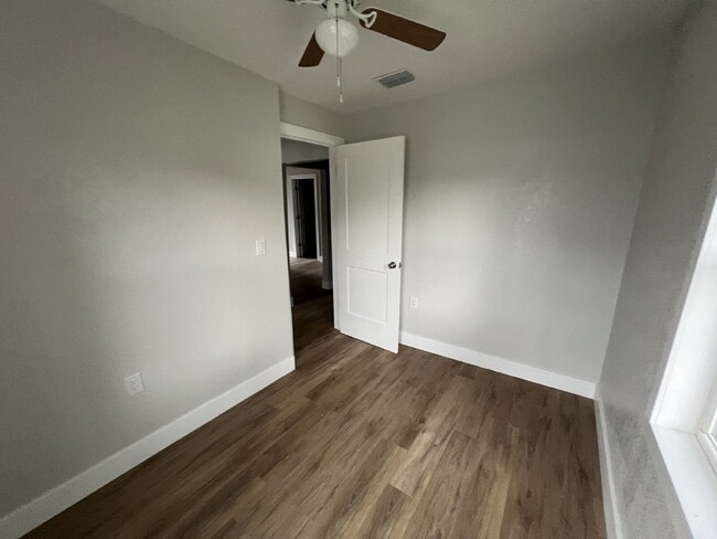 Building Photo - 3BR/1BA Home in Fort Myers with Large Detached Garage 20x25