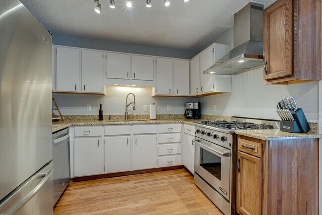 Building Photo - 5148 Village Trce