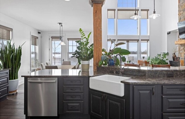 Building Photo - Stunning luxury rental!