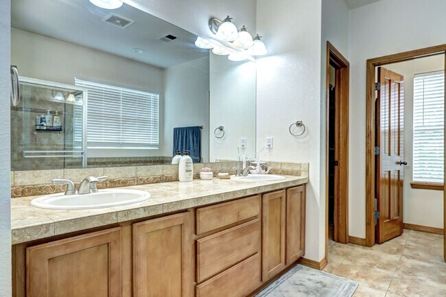 Building Photo - Canterberry Crossing Parker CO 4 bed 3 bat...