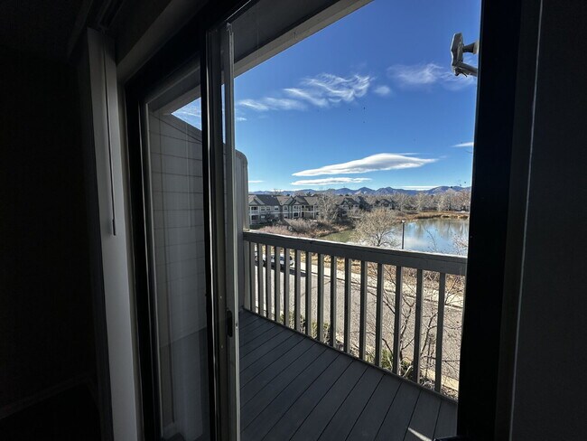 Building Photo - Beautiful Top Floor Condo with Great Views!