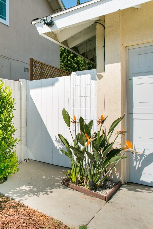 side gate entrance - 5534 Alcove Ave