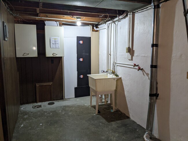 Building Photo - 3002 Mintwood Dr