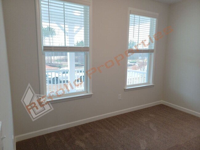 Building Photo - Lovely 4 Bedroom, 3 Bath Single-Family Home w/1st FL Guest Suite & 2 Car Garage in Sierra Heights...