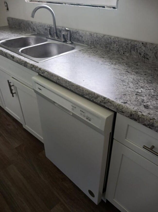 Building Photo - Cozy 3 bedrooms with charming kitchen upda...