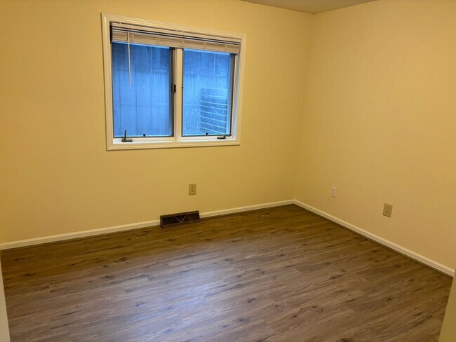 Building Photo - 1399 Suncrest Dr NE