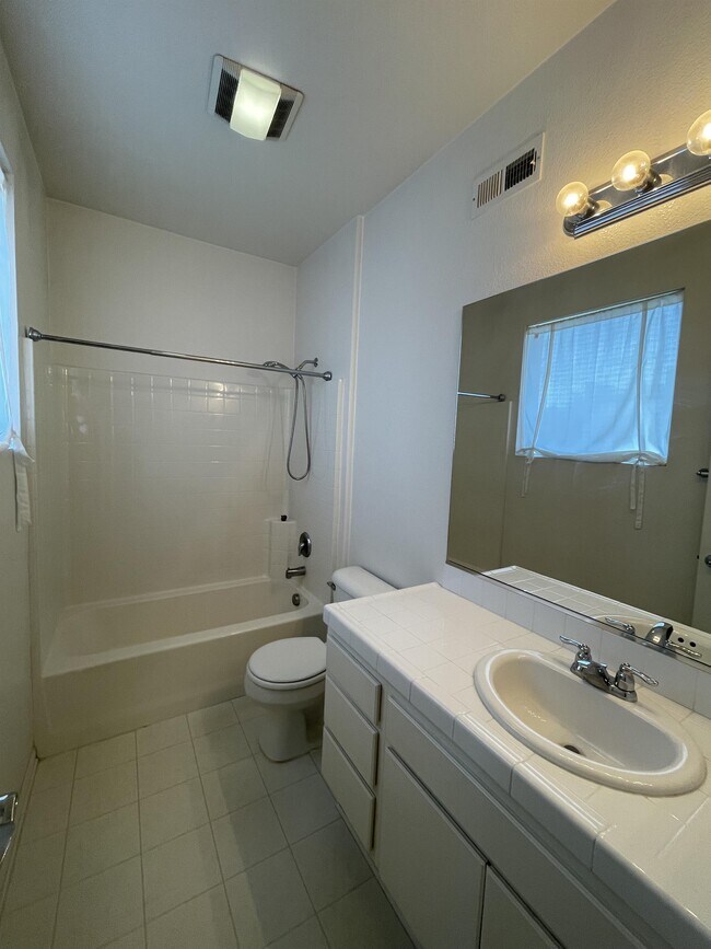 Building Photo - 300 Tesoro Gln