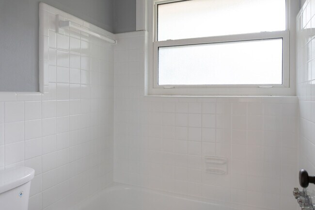 Building Photo - 413 E 7th Ave