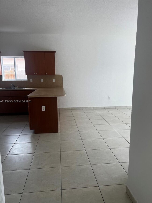 Building Photo - 1304 SE 7th Ct