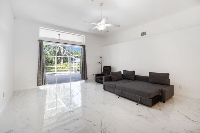 Building Photo - Enjoy the luxury living in Kingshyre, a hi...