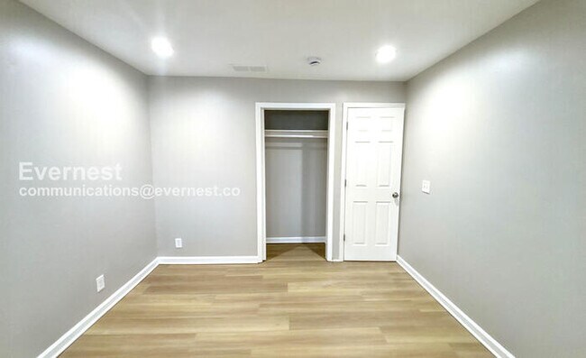 Building Photo - 3 Bed/1.5 Bath Home with Fenced Yard / Pet-Friendly / Available Now!