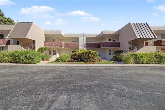 Building Photo - 2701 S Palm Aire Dr