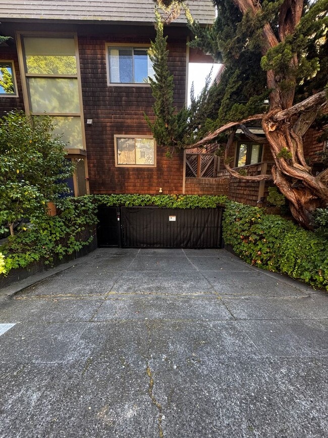 Building Photo - Gorgeous Updated 3-Bedroom Townhome in Pri...