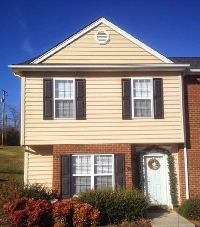 Building Photo - End Unit 3 Bedroom Townhouse