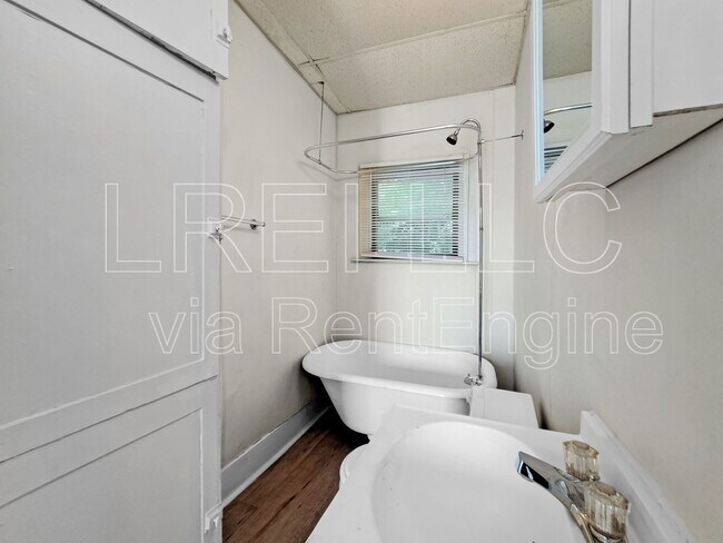 Building Photo - 1709 W Gaulbert Ave