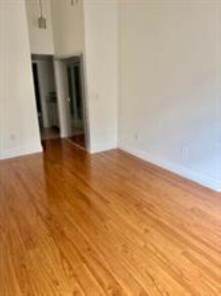 Building Photo - 2810 N Oakland Forest Dr