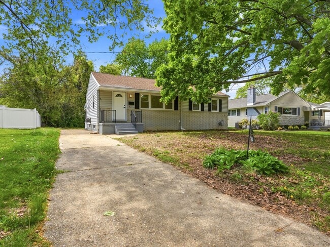 Building Photo - Fully Renovated Rental with Designer Kitchen, Modern Bath & Bonus Spaces – Stratford, NJ
