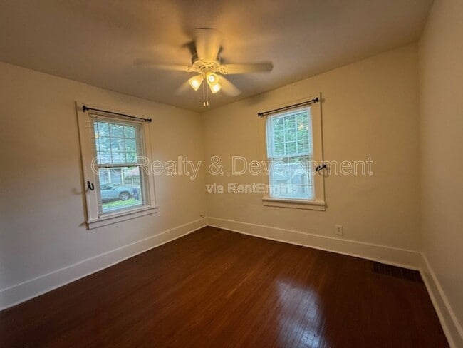 Building Photo - 454 Moseley St