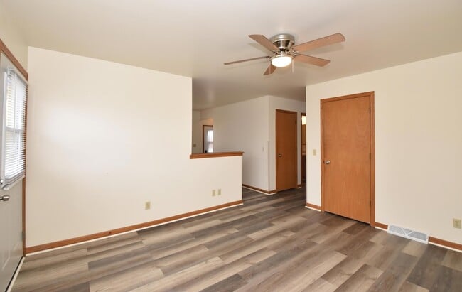 Building Photo - 3042 Hamlin Ave