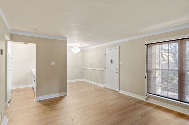 Building Photo - 8702 Village Dr