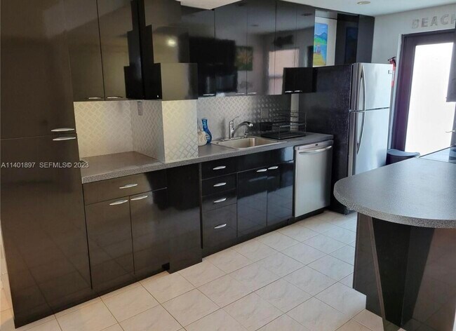 Building Photo - 801 N Ocean Blvd