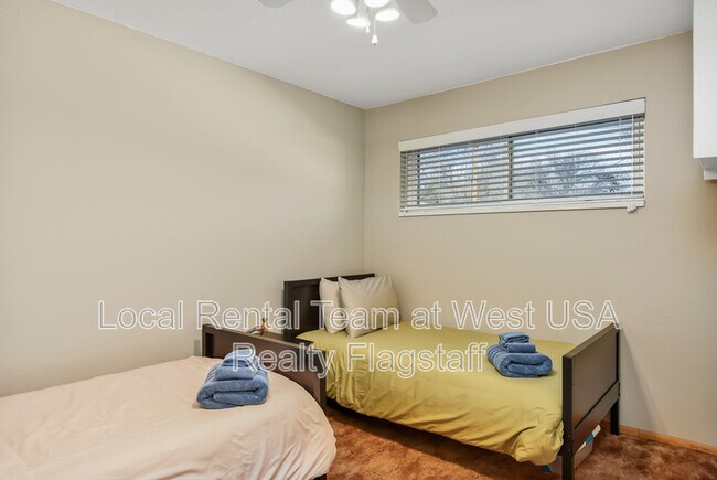 Building Photo - 2908 N Steves Blvd