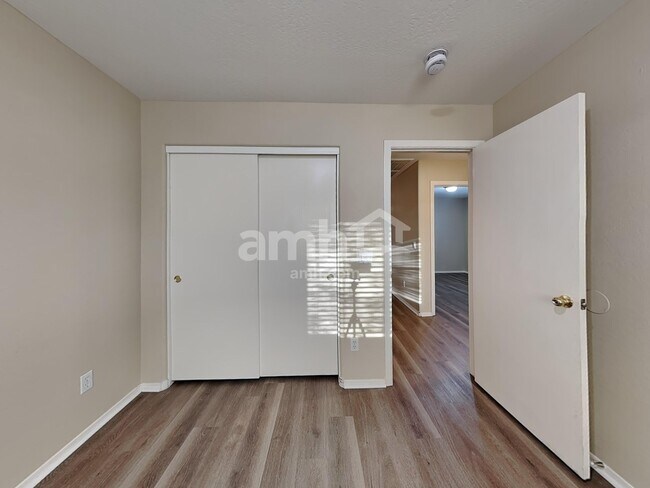 Building Photo - 443 S Sabrina