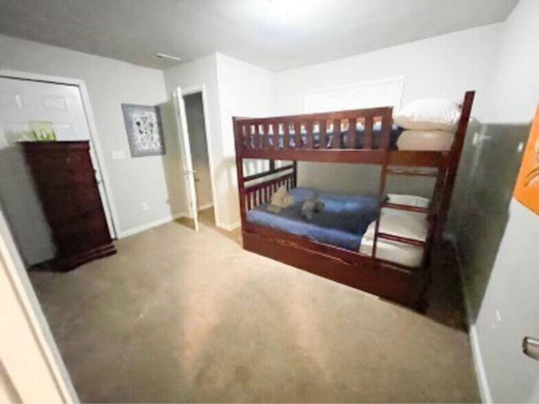 Building Photo - 790 Oak Dr