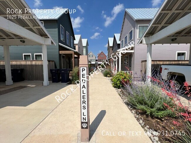 Building Photo - 1025 Pedalers Ln