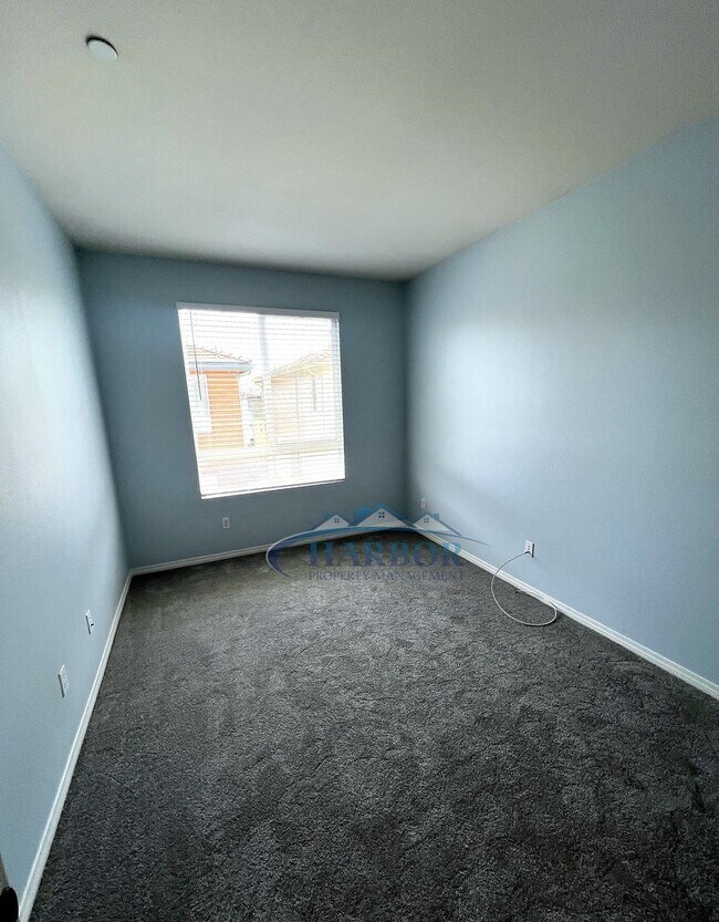 Building Photo - Elegant 3-Story, 4-Bedroom, 3-Bath Condo