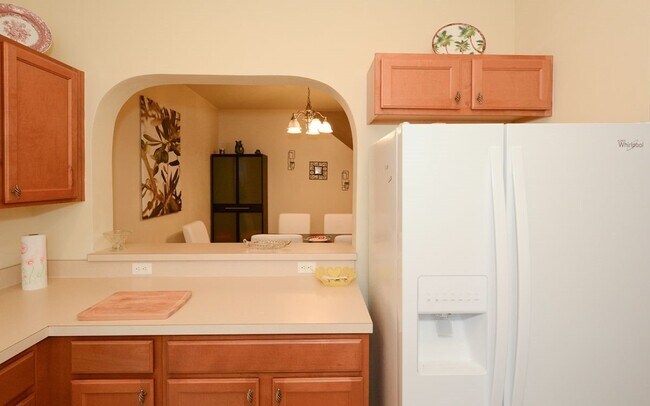 Building Photo - Lakeside Village Townhouse 2 Bedroom  2.5 Bath Available for Short-Term Rental