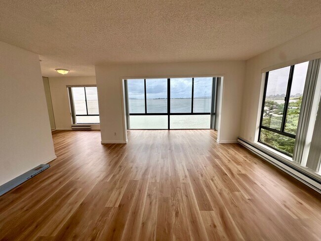 Building Photo - BEAUTIFUL BREATH TAKING VIEW UNIT!!! MUST ...