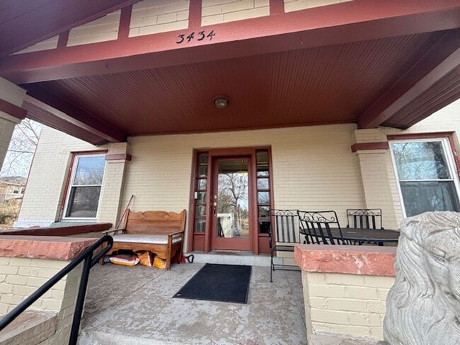 Building Photo - Beautiful Top-Floor 1Bd/1Ba Apartment with City Park Views