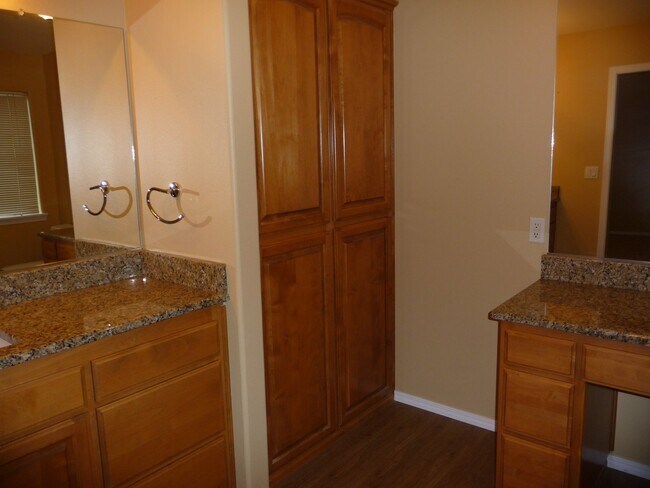 Building Photo - Spacious, West Salem Home