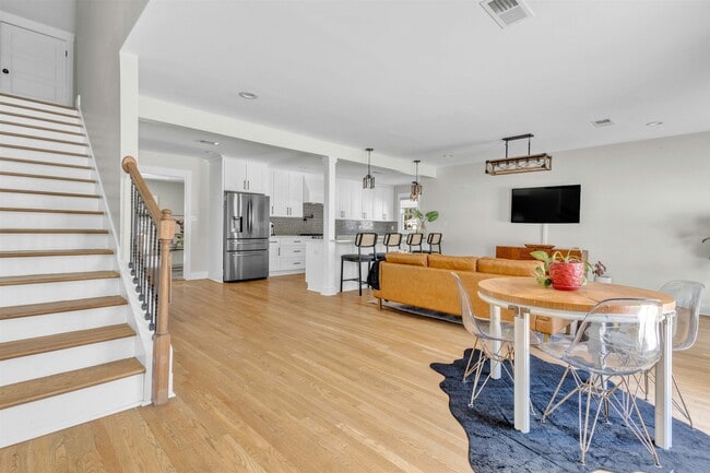 Building Photo - 185 Alexander St