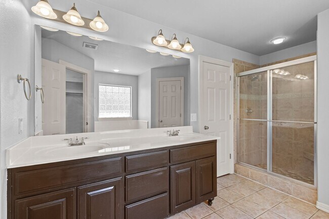 Building Photo - Come home to this gorgeous, light-filled home with an enormous and beautiful backyard!