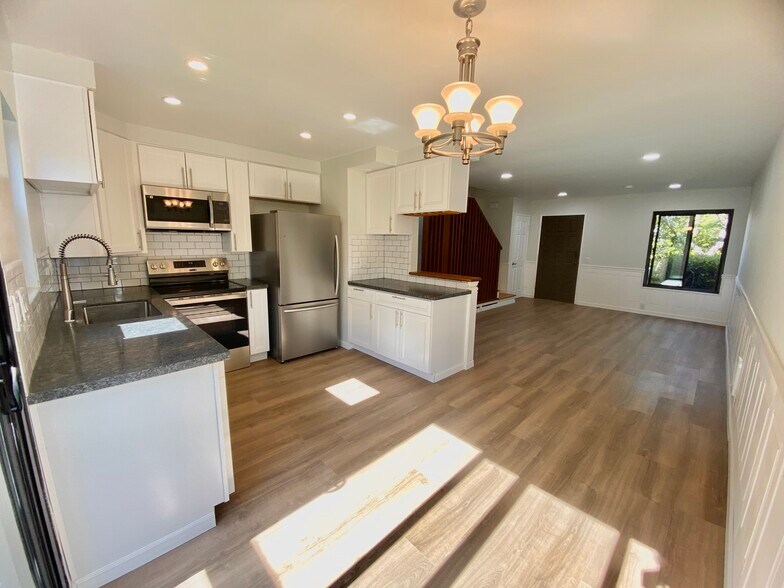 Building Photo - 8722 Villa La Jolla Dr