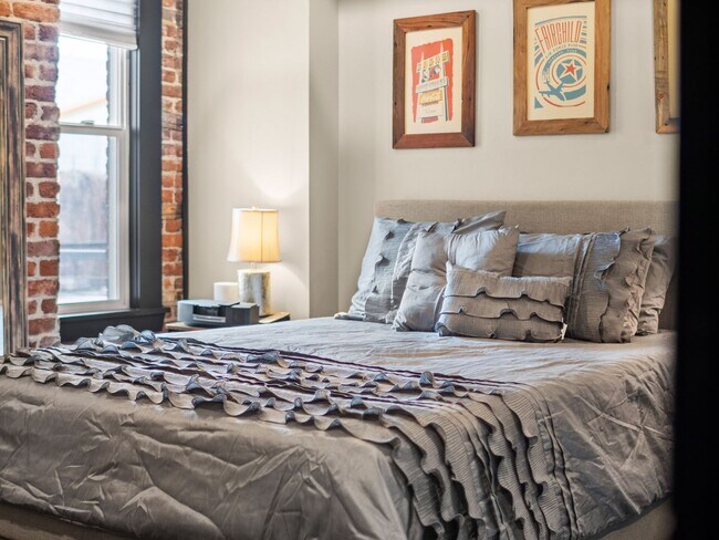 Building Photo - 401 W 1st Ave