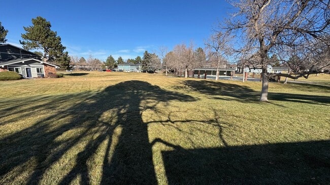 Building Photo - 2 bed, 1 Bath, 900 sqft with washer/dryer hookups and 1 car garage