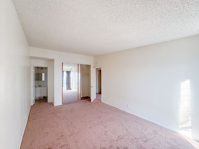Building Photo - Sunny Spacious Upstairs Condo in Gated Bldg w/Pool by Highland Elementary School