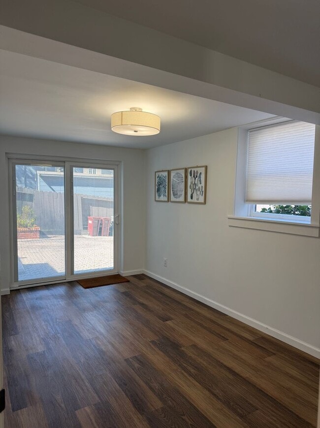 Building Photo - 879 E 28th St