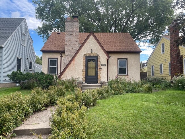 Building Photo - The Cutest 3-Bedroom Tudor - One Block Fro...