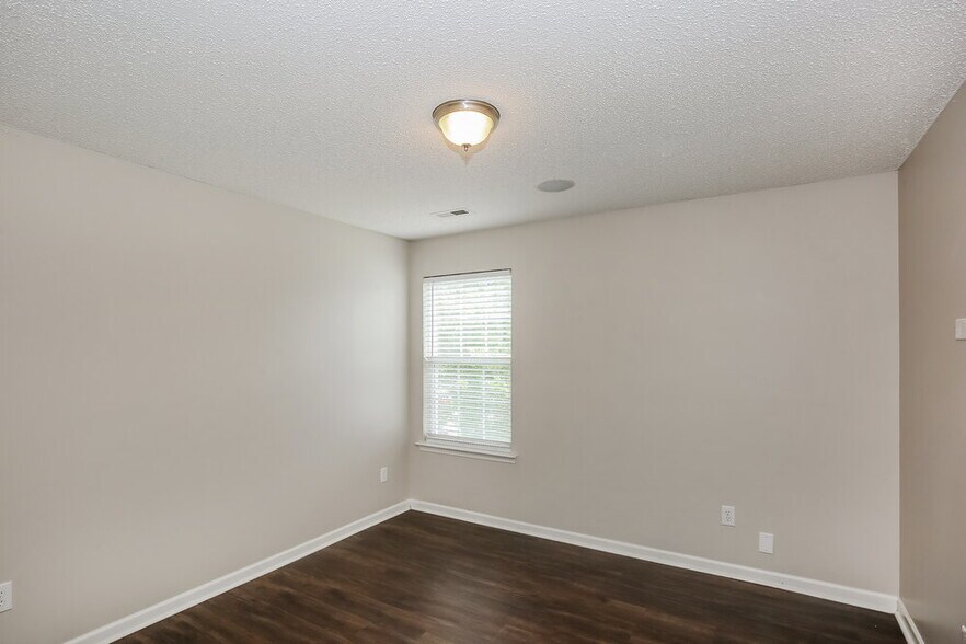 Building Photo - 3913 Edgeview Dr