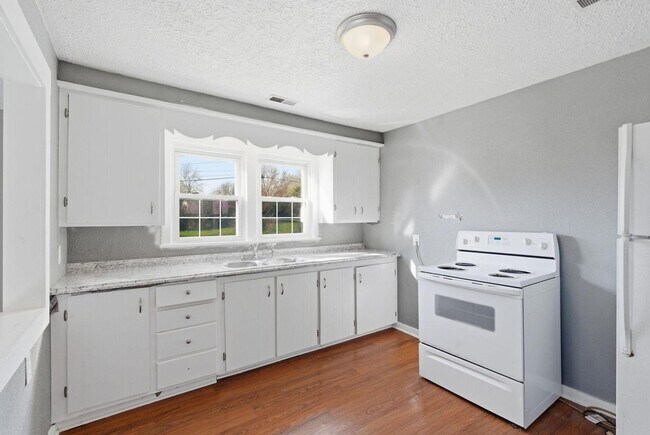 Building Photo - 3 Bedroom | 1 Bathroom Home | PET FRIENDLY!