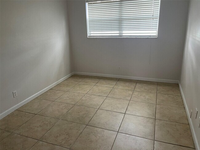 Building Photo - 4051 NE 13th Ave