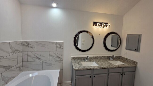 Building Photo - 16403 Salinas Ln