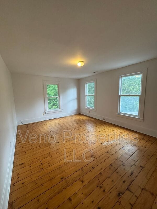 Building Photo - 27 Lilac Ln