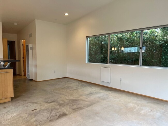 Building Photo - Super Sweet, Modern Style Back House