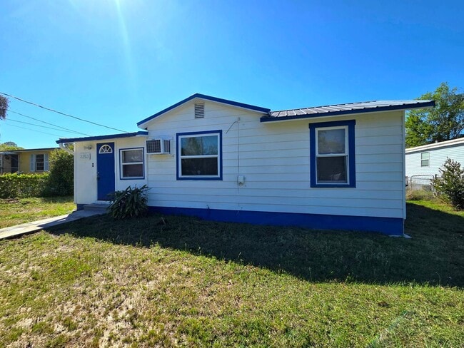 Building Photo - 3 Bedroom Home