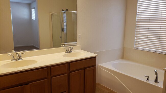 Building Photo - ONLY $2,250 PER MONTH FOR THIS SPACEIOUS 2 BEDROOM, 2 BATHROOM CONDO WITH GARAGE IN THE DAMONTE R...